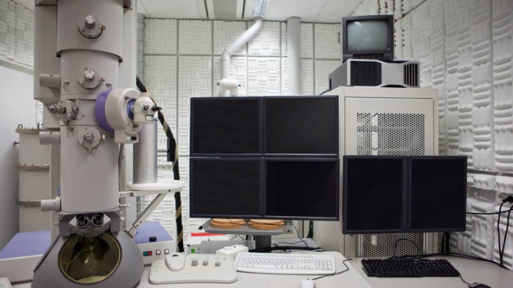 Laboratoire avec microscope optique à lumière polarisée (MOLP) et META (Microscope Électronique à Transmission) pour l'analyse d'échantillons potentiellement amiantés