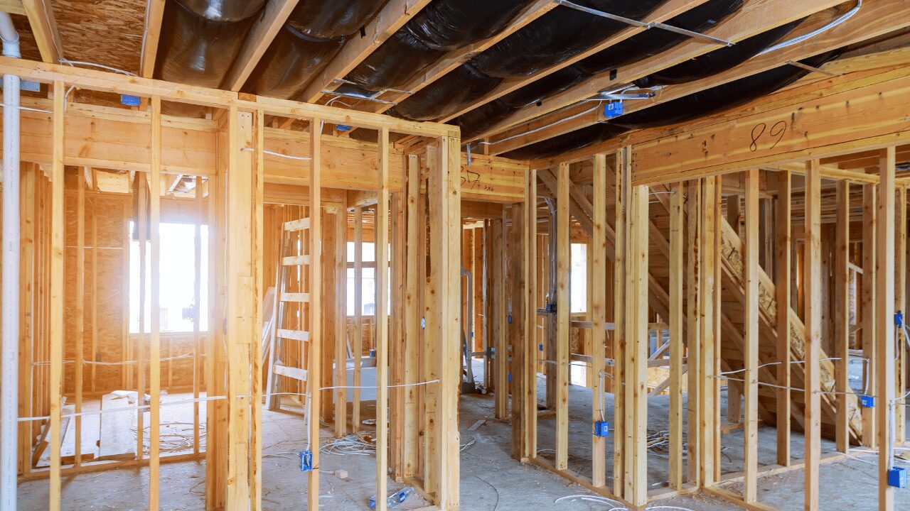 Des ouvriers en train d'installer de l'isolant lors d'un chantier de rénovation énergétique.