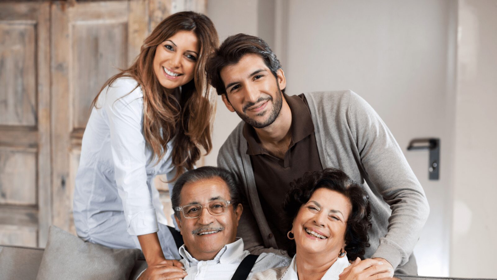 Famille souriante devant leur maison équipée d'un puits géothermique