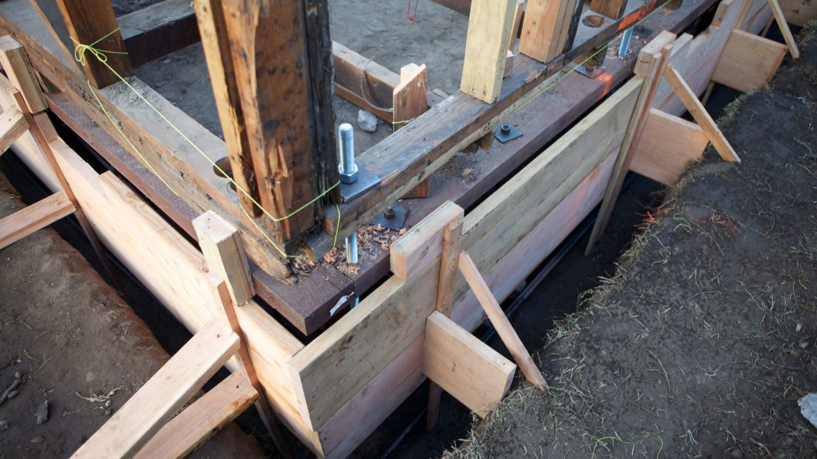 Caisson de fondation en béton fraîchement coulé, en cours de séchage sur un chantier de construction