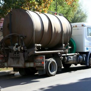 Camion spécialisé pour la vidange des fosses septiques en intervention